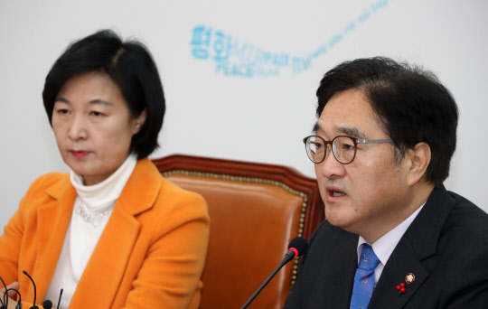 최고위원회의서 발언하는 우원식 원내대표  더불어민주당 우원식 원내대표(오른쪽)가 21일 국회에서 열린 최고위원회의에서 발언하고 있다. 왼쪽은 추미애 대표. 2018.2.21